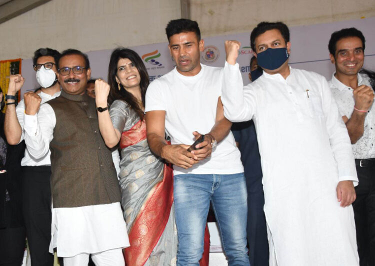 Cabinet Minister of Tourism and Environment Aditya Thackeray, Shri Rajesh Tope Health Minister, Deputy Chief Minister Ajit Pawar, Amit Deshmukh Cultural Minister and Dr Sunita Dube launch Balloon Festival & Fit Maharashtra at Gateway of India