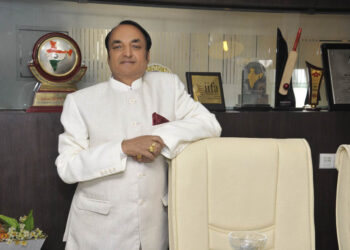 Moradabad activist Arvind Goel distributes 1,000 mud pots to give birds water