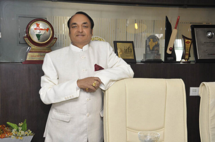 Moradabad activist Arvind Goel distributes 1,000 mud pots to give birds water